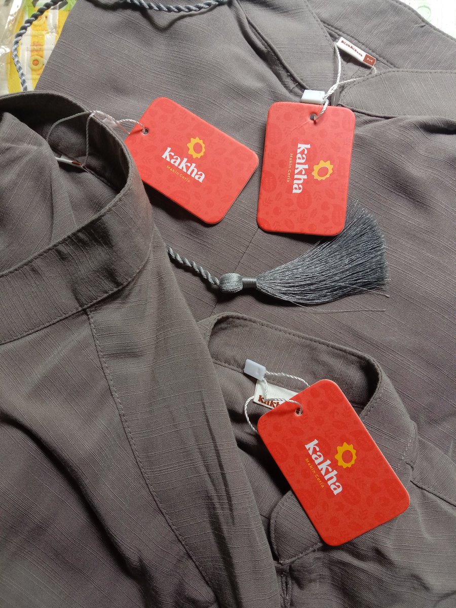 ayunqee's tweet photo. Udah beli baju lebaran belum, gaes? Nih aku rekom ol shop yg koleksinya cakep2, model2 bajunya simpel, dg koleksi warna2 earth tone. Bisa beli satuan atau sarimbit. Bahannya adem bgt kek ubin masjid, lembut, dan gak nerawang. Cus ke sini.
https://t.co/4EZKzfKA1o https://t.co/qxJTOaVlpW