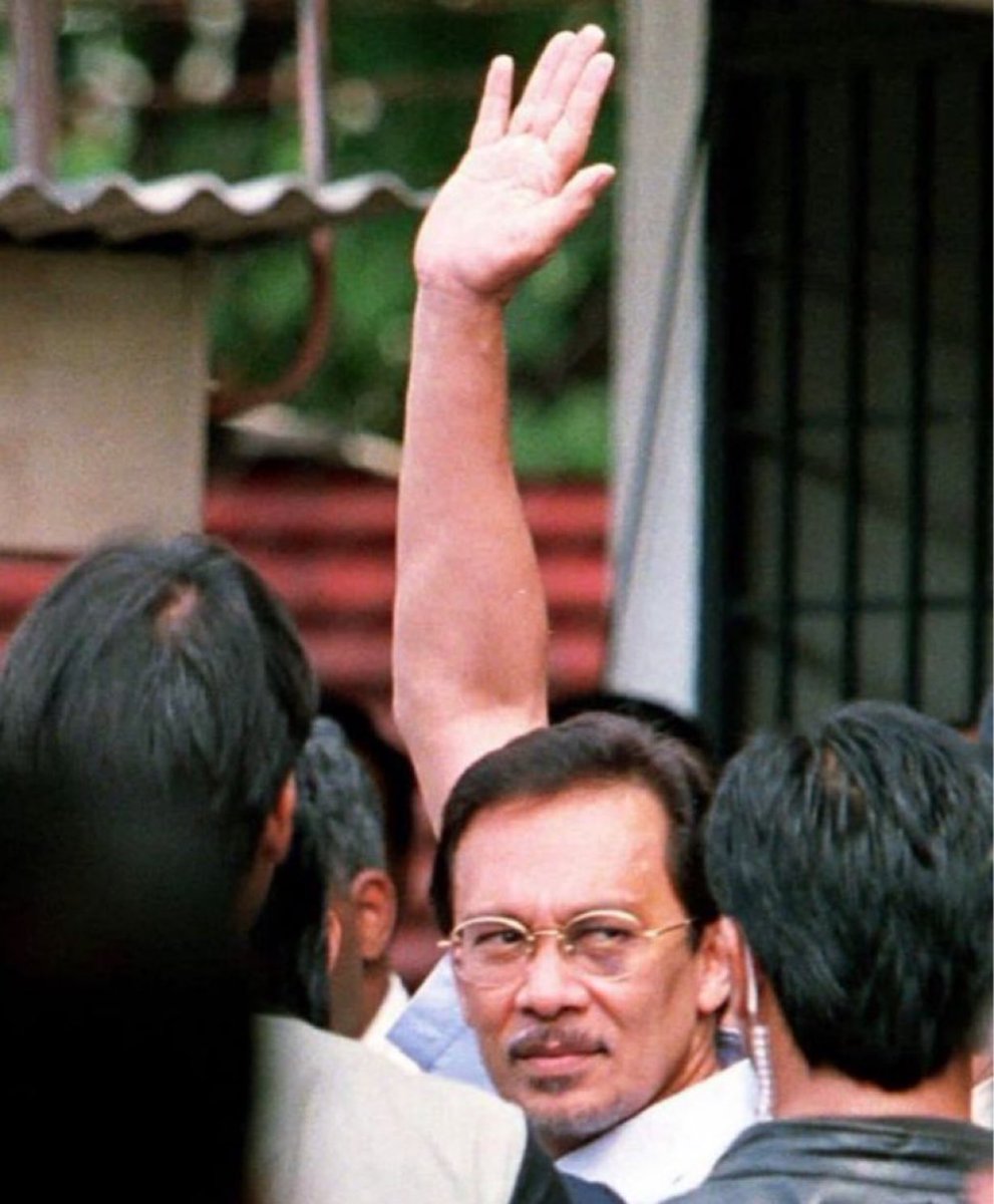 meinmokhtar's tweet photo. Kenapa pembangkang takut dengan PMX? Begitu juga dengan kebanyakan golongan elit? Malah mereka sanggup bergabung untuk memastikan beliau tidak naik menjadi Perdana Menteri dan Menteri Kewangan? 

📌 Kartel.
Semua dia tapau dan diperangi habis2an yang hanya menjaga kekayaan kelompok mereka sahaja. Kesannya, rakyat terus terbeban dengan kos sara hidup.
• Kartel daging
• Kartel ayam
• Kartel telur
• Kartel dedak
• Kartel baja
• Kartel tender
• Kartel sewa tapak
• Kartel perolehan
Tiada lagi runding terus dan lantik orang tengah yang mengaut untung atas angin beribu2 ringgit malah cecah puluhan juta.

📌 Audit. 
Mengarahkan Jabatan Audit Negara (JAN) untuk mengaudit semua 2000 GLC dan GLIC untuk melihat prestasi dan elak pelanggaran. Ada syarikat yang tiap2 tahun rugi tetapi bonus untuk pengurusan tertinggi cecah jutaan ringgit. Terbaru skandal Fashion Valet yang melibatkan kerugian duit rakyat hampir RM43.9 juta.

📌 Cukai. 
Mengarahkan Lembaga Hasil Dalam Negeri untuk mencari dan memastikan cukai dikutip daripada semua yang terlibat tanpa mengira pangkat Tun, Tan Sri, Dato Seri, Dato bagai. Hasilnya, pada tahun 2023, negara berjaya mengutip cukai tertinggi dalam sejarah berjumlah RM183.3 billion tidak termasuk cukai Bossku dan anak2nya lagi.
Mengenakan cukai kepada MahaKaya agar negara mendapat pendapatan yang lebih adil dan saksama.

📌 SPRM, PDRM dan Mahkamah
Diberi kebebasan sepenuhnya untuk masuk ke mana2 kementerian juga agensi2 di bawahnya dan mana2 organisasi lain tanpa rasa takut sekiranya ada elemen rasuah atau jenayah. Malah jika ada mana2 individu atau kumpulan yang disyaki terlibat di bawah Kerajaan pimpinan PMX juga, mereka bebas menyiasat dan mendakwa. 

Boleh faham sekarang kenapa Zahid Hamidi mendapat sokongan baik daripada akar umbi sekarang. Tidak kurang juga kepada Azam Baki. Lebih berdedikasi dalam menjalankan tanggungjawab dan bebas. Anak buah yang baik datangnya daripada pimpinan yang baik.

Bayangkan negara kita bersih dengan elemen2 rosak ini dan diurus dengan tatakelola yang baik sejak 1998? Negara sudah lama maju dan makmur malah mungkin lebih maju daripada negara maju serantau.

PMX untuk semua rakyat Malaysia! 🫶🏼
#MalaysiaMADANI
