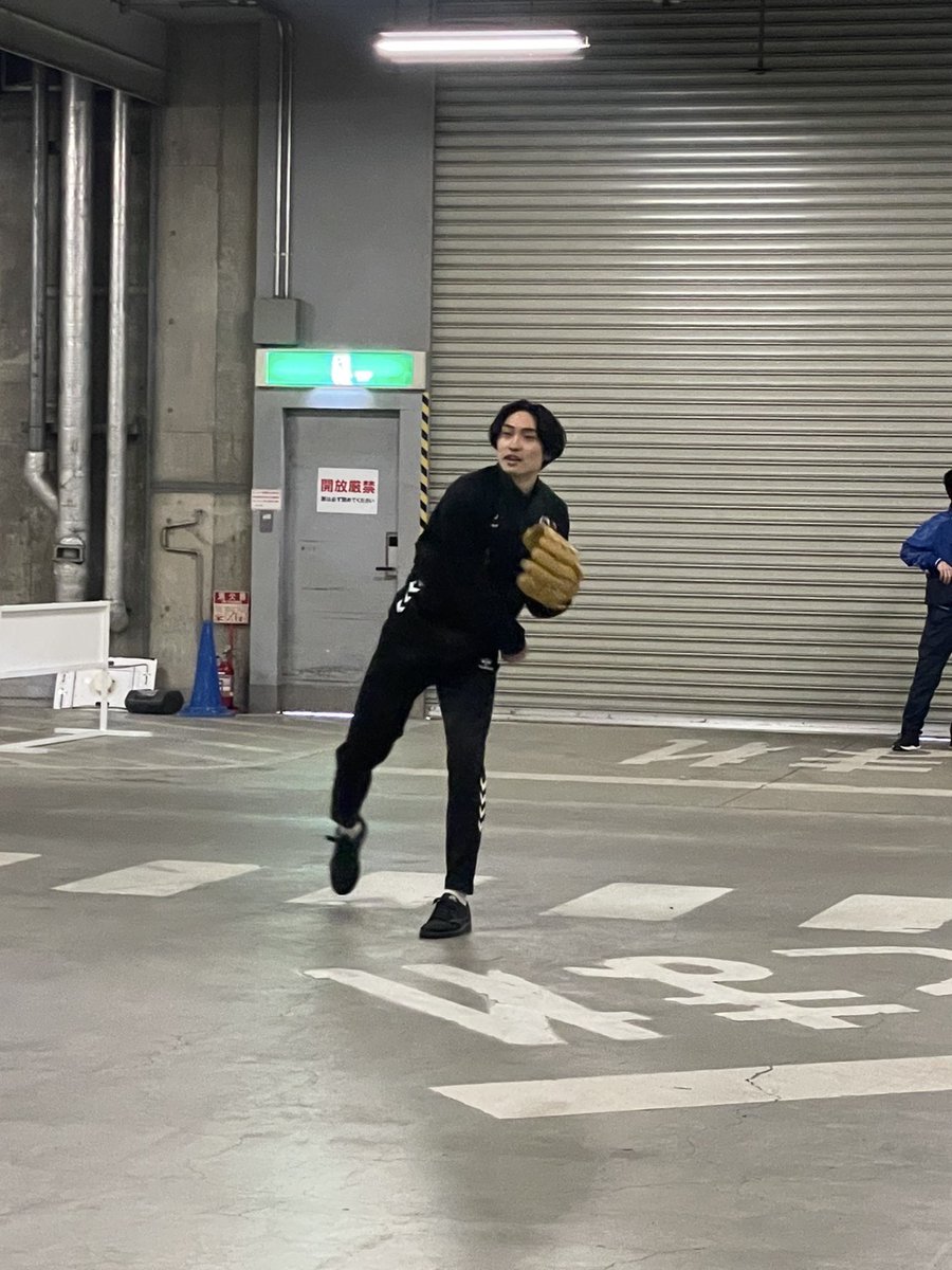 DragonsOfficial's tweet photo. 本日始球式を務められる ＃名古屋ダイヤモンドドルフィンズ ＃中東泰斗選手

始球式の前の練習風景です！
背の高い中東選手から放たれる力強い球のスピードに感服⚾ https://t.co/gCVxS74w6u