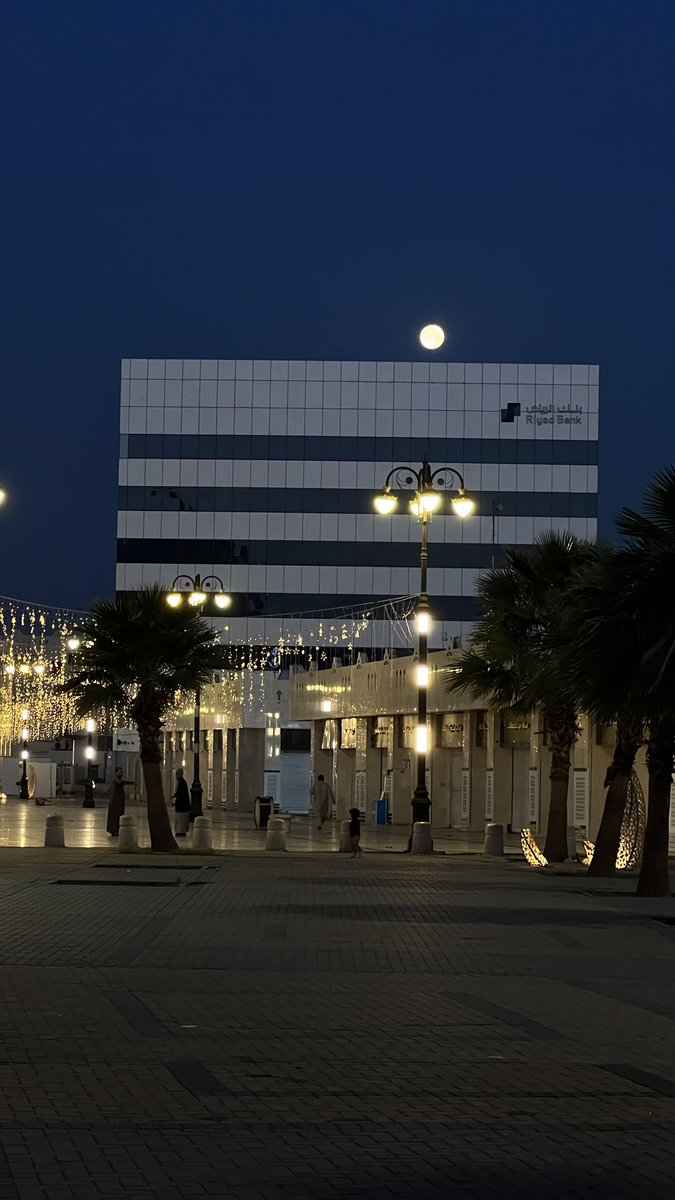 alhrisi006's tweet photo. هلال ليلة ١٥ من #رمضان
﴿وَلَسَوفَ يُعطيكَ رَبُّكَ فَتَرضى﴾ [الضحى: ٥]..

📸 تصويري 
@RiyadBank https://t.co/bdqEpp5mwQ