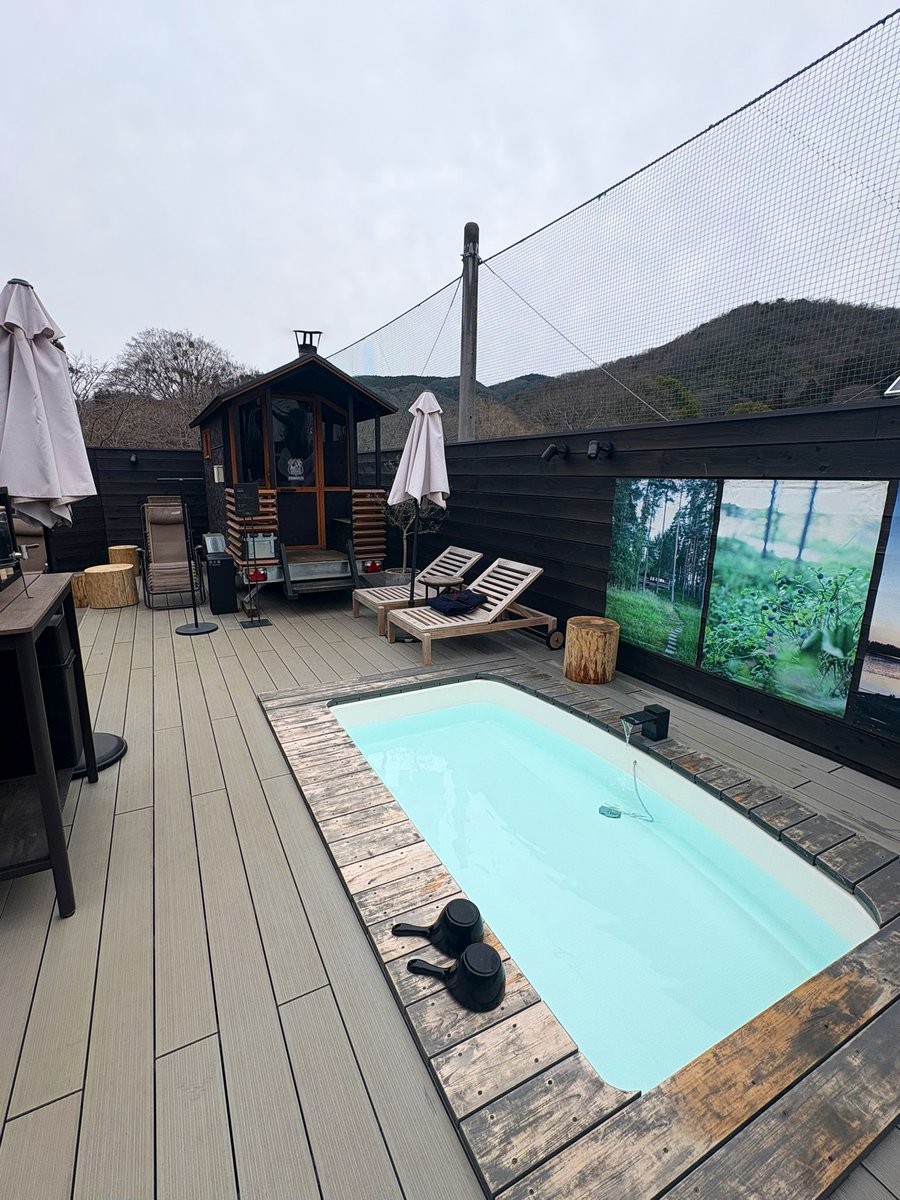 sauna_ek's tweet image. #COMORIVER🪵

パブリックだけど運良く他に誰もいなく最高でしかなかった☺️
どんぐりの形のサウナは100度あるけど柔らかい熱で心地よかった😌
METOS ASEMAは120度のカラカラ！
ロウリュでアツアツ!最後は激熱で落として自分も落ちた🤣
サウナワゴンは寒い時には休憩にいいかな🚌…