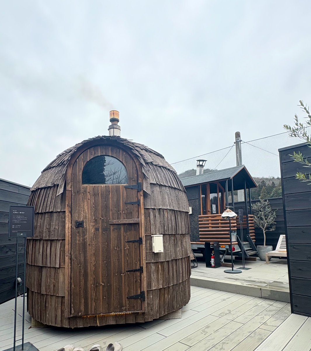 sauna_ek's tweet image. #COMORIVER🪵

パブリックだけど運良く他に誰もいなく最高でしかなかった☺️
どんぐりの形のサウナは100度あるけど柔らかい熱で心地よかった😌
METOS ASEMAは120度のカラカラ！
ロウリュでアツアツ!最後は激熱で落として自分も落ちた🤣
サウナワゴンは寒い時には休憩にいいかな🚌…