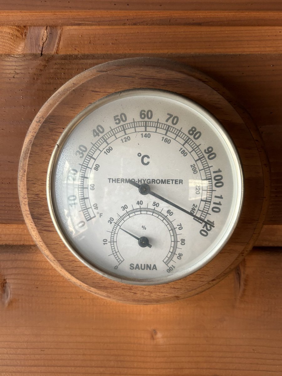 sauna_ek's tweet image. #COMORIVER🪵

パブリックだけど運良く他に誰もいなく最高でしかなかった☺️
どんぐりの形のサウナは100度あるけど柔らかい熱で心地よかった😌
METOS ASEMAは120度のカラカラ！
ロウリュでアツアツ!最後は激熱で落として自分も落ちた🤣
サウナワゴンは寒い時には休憩にいいかな🚌…