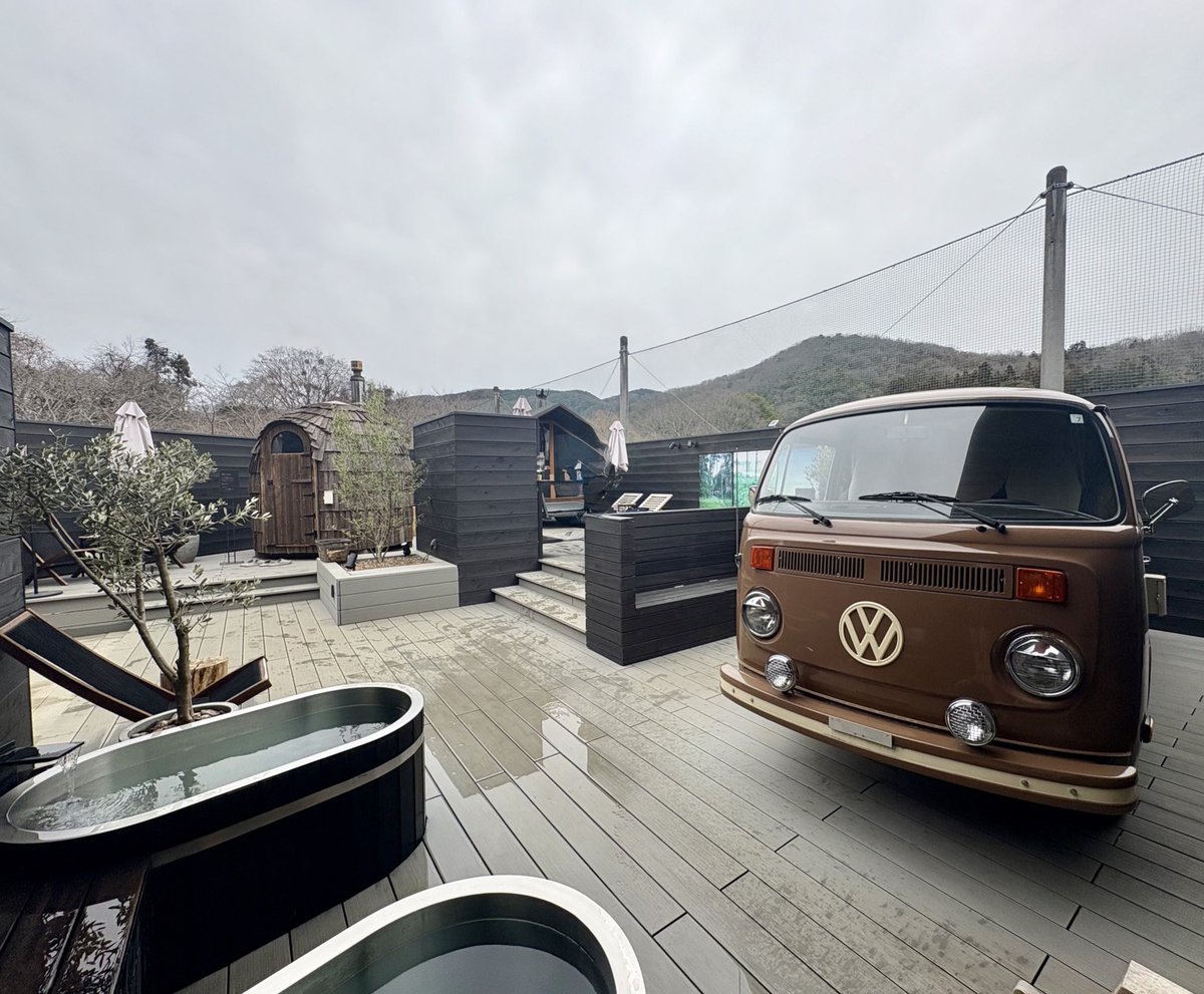 sauna_ek's tweet image. #COMORIVER🪵

パブリックだけど運良く他に誰もいなく最高でしかなかった☺️
どんぐりの形のサウナは100度あるけど柔らかい熱で心地よかった😌
METOS ASEMAは120度のカラカラ！
ロウリュでアツアツ!最後は激熱で落として自分も落ちた🤣
サウナワゴンは寒い時には休憩にいいかな🚌…