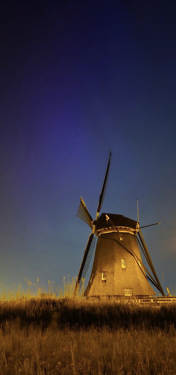 #Goedemorgen #zaterdag 

Vandaag weer naar mijn geboortedorp #Maasland; de vorige keer dat ik er was, nam ik deze zo bekende #molen op de foto. Prachtig he: een gouden gloed. 

#Fijnweekend💋

#nature #sunset #windmill #thenetherlands