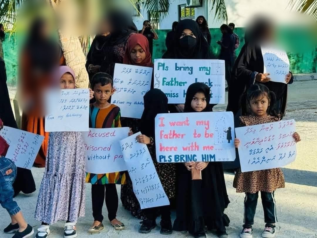 fzlunx's tweet photo. ދަރިންނޭ!
ތި ދަރީންގެ ބަފައިންނީ ސިޔާސީ މަތީ މަގާމެއްގެ ވެރިބަޔަކު ކަމުގައި ނުވާތީ، ތިޔަދަރީންގެ ޙައްޤުގައި ވަކާލާތުކުރާނޭ ދޫތަކެއް މި މުޖުތަމަޢުގައި ނެތިދާނެ، އެހެނެއްކަމަކު ދަނޭ! ތިޔަކުދިންނާއެކު ޢާލަމުތަކުގެ ވެރި ރައްބު ﷲ ވޮޑިގެންވޭ! ދުވާލާ ރޭގަނޑު، ދަތުރުމަތީގަ އަދި ގާއިމުވެ ހުންނަ އިރުވެސް ﷲ އަށް ދުޢާކުރައްވާ،
رَبَّنَا أَخْرِجْنَا مِنْ هَـٰذِهِ الْقَرْيَةِ الظَّالِمِ أَهْلُهَا وَاجْعَل لَّنَا مِن لَّدُنكَ وَلِيًّا وَاجْعَل لَّنَا مِن لَّدُنكَ نَصِيرًا

 އޭ އަޅަމެންގެ ربّ އެވެ! މިރަށުގެ أهل ވެރިން އަނިޔާވެރިވެގެން މިވާ ރަށުން އަޅަމެން ނެރެދެއްވާނދޭވެ! އަދި އިބަރަސްކަލާނގެ حضرة ން އަޅަމެނަށް ސަހަރޯވެރިއަކު ލައްވައިދެއްވާށެވެ! އަދި އިބަރަސްކަލާނގެ حضرة ން އަޅަމެނަށް نصر ވެރިއަކު ލައްވާނދޭވެ!