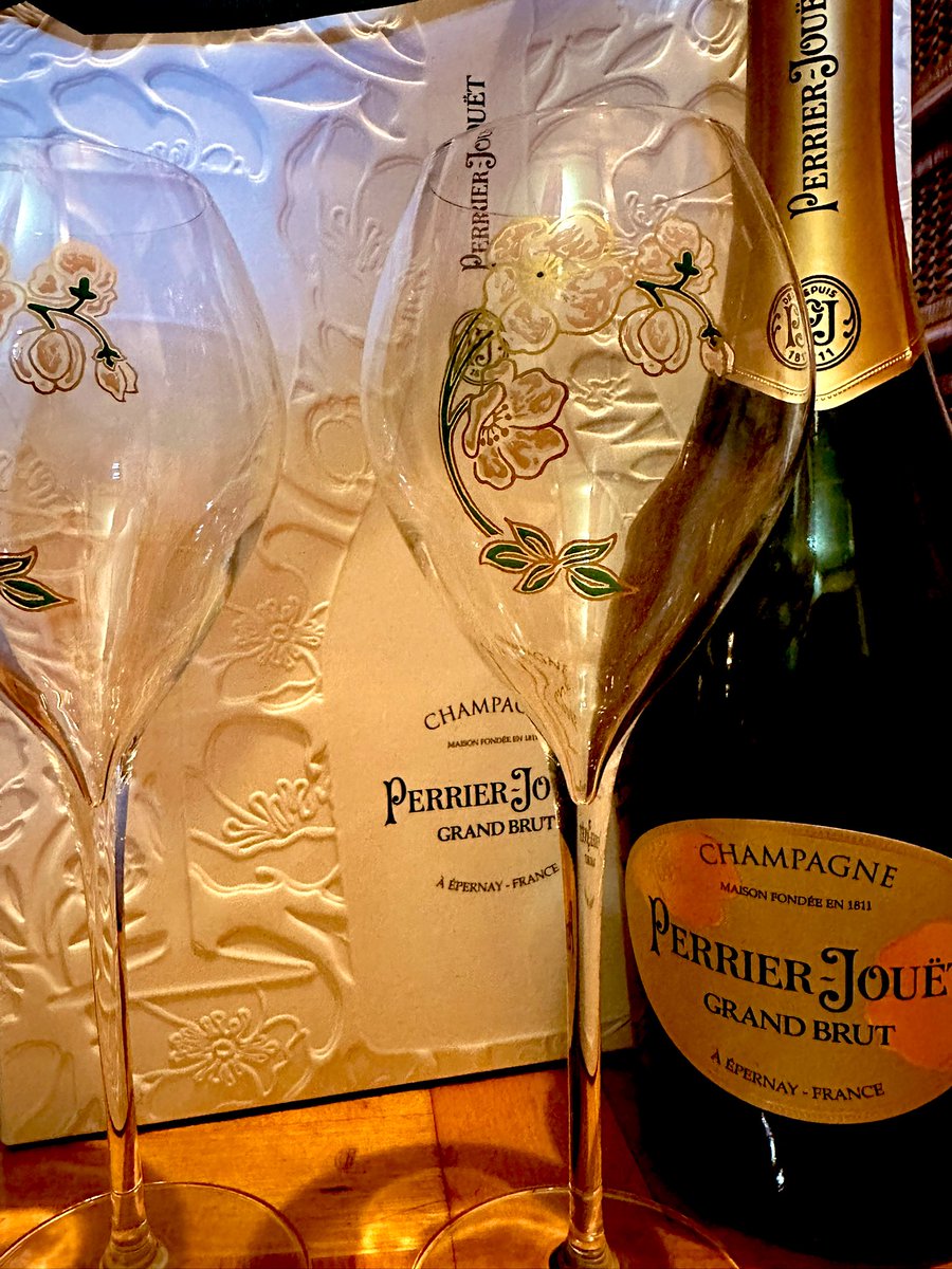 こんにちはラウンジさくら🌸です。ただ今花粉症で毎日薬を飲まないと生活出来ない私です🤧皆様は大丈夫ですか？さて本日も4名➕1名(カクテル作り&amp;接客練習中boy)で元気に営業いたします。皆様のご来店お待ちしておりますね☺️