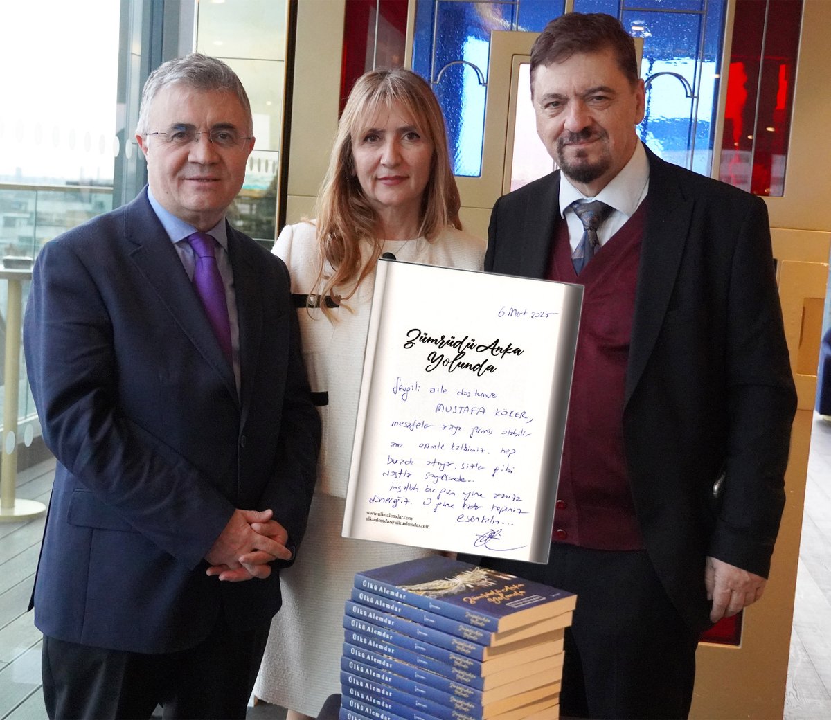 KKTC Dışişleri Bakanlığı diplomatlarından değerli Ülkü Alemdar, “Zümrüdü Anka Yolunda” adın verdiği ilk kitabını imzaladı. Eurovizyon yazarımız olan eşi Şakir Alemdar da fotoğrafta bu ana eşlik etti.