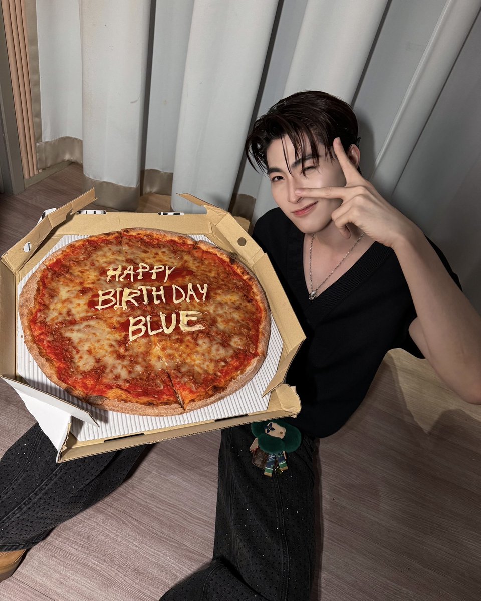 bluepongtiwat_'s tweet photo. Hello 25, let's make memories! 💙
#HBDBLUE25th https://t.co/XEybq3vNZB