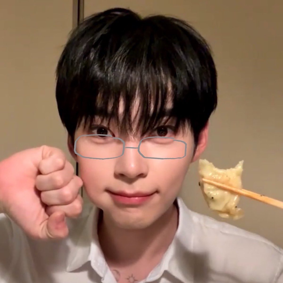 aaazerose's tweet photo. 이거 완전 성한빈이잖아?!
만두를 닮은 제베원 성한빈 추천합니다!!
🥟스스로가 인정한 만두 닮은 얼굴
🥟햄냥만두,빙빙만두라는 별명 보유중
🥟먹을 때 리액션이 좋음
🥟만두 닮은 얼굴에 안경까지 잘 어울림
제로베이스원 성한빈 채용해주세요..💙 https://t.co/QJUXFAmmXv