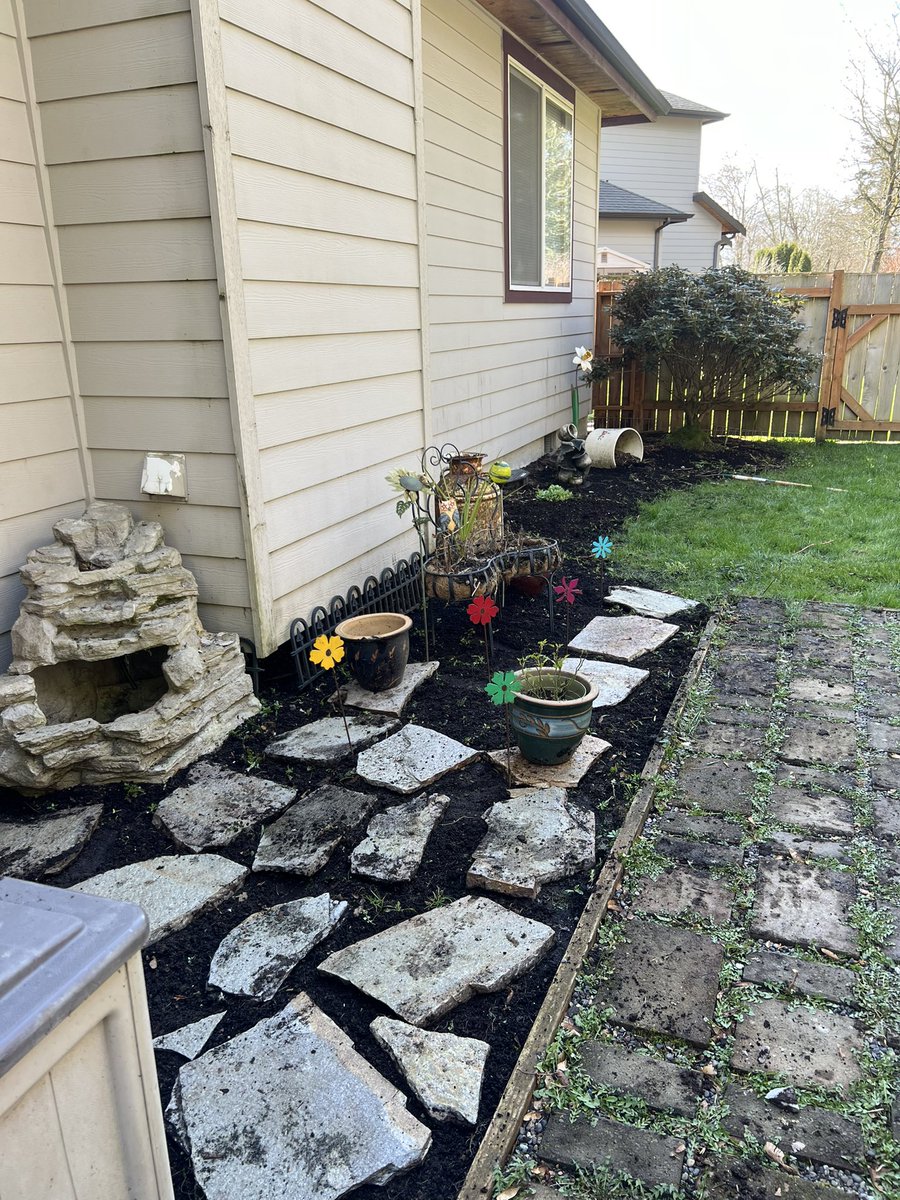 Love the spring clean up in my flower beds. 
Bring on spring 🌸🌺🌷