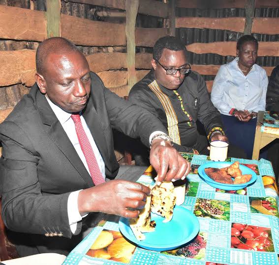Kenyans are doing the hilarious things in this President Ruto Chapati trending challenge 😆😂

Check Thread 😂