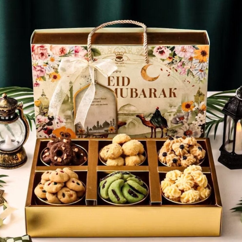 yourramadani's tweet photo. Bestie, aku nemu beberapa hampers Lebaran yang cantik, elegan, dan pastinya GAK bikin dompet nangis! 👌

Ini sih cocok banget buat hantaran ke keluarga, bestie, atau sekadar self-reward karena kita semua deserve yang manis-manis~ 😆 https://t.co/zDxP55iQu1