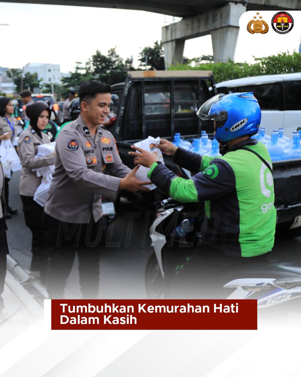DivHumas_Polri's tweet photo. Momen personel Polri memberikan makanan berbuka puasa untuk pengendara yang melintas di sekitar Kebayoran Baru, Jakarta Selatan, dalam acara berbagi takjil oleh Polri bersama media sebagai wujud Polri untuk masyarakat. https://t.co/r53ZXDC8CA