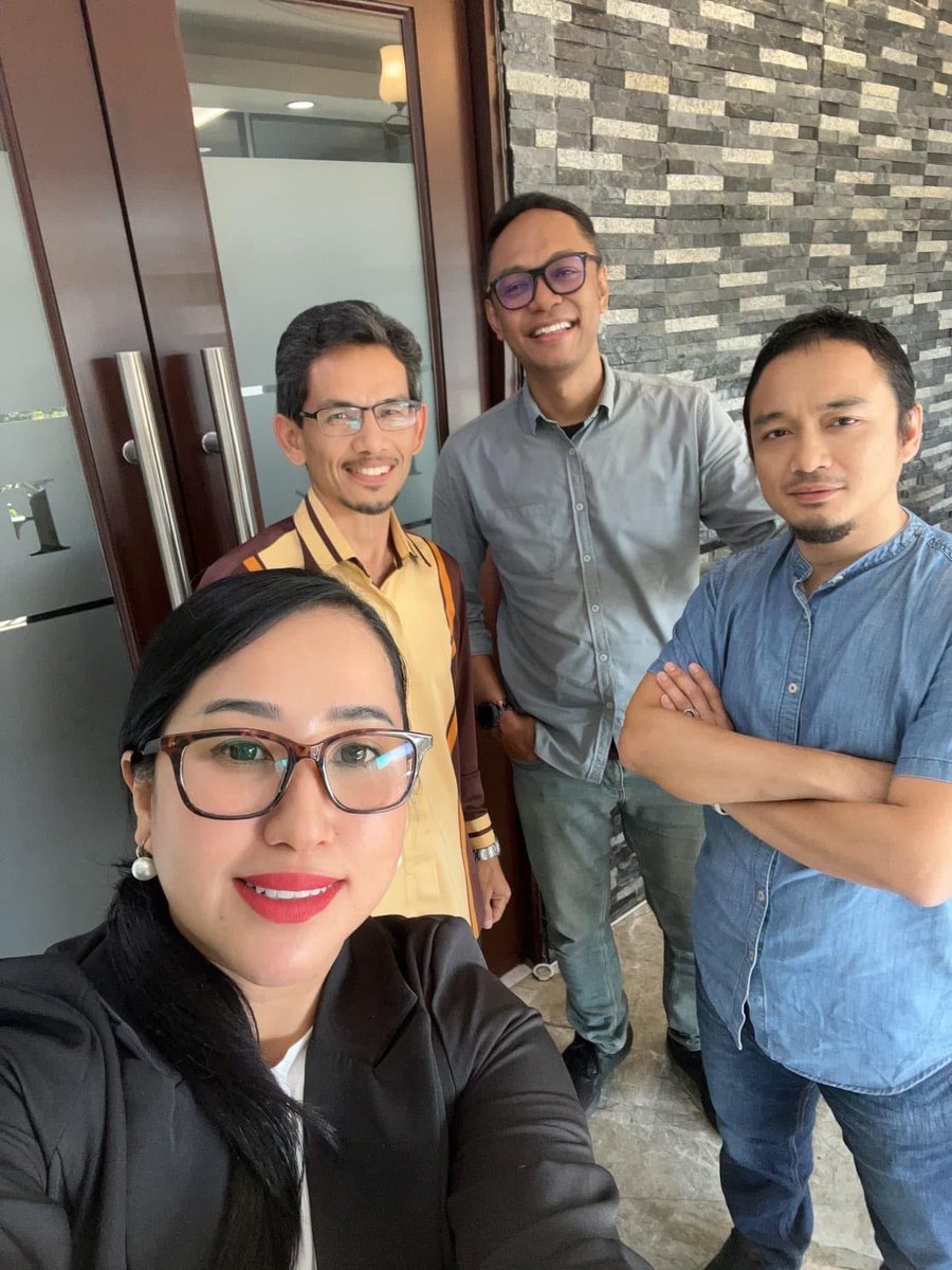 liyana_marzuki's tweet photo. SAMAN FITNAH 

Setiap Pempengaruh dan Aktivis Media Sosial bukan hanya boleh menulis sewenang2. Ada beban yang ditanggung untuk pastikan yang ditulis bukan fitnah. 

7 tahun menulis di sini, saya tidak pernah menyaman sesiapa. LOD satu pun tiada. Namun kali ini, rasa terpanggil untuk bertindak. Agar jadi pengajaran kepada yang lain kelak. 

Niatnya mudah, agar budaya fitnah dan takfir tidak bercambah mekar di kalangan kita. Ia boleh membinasakan negara. 

Hari ni, 4 serakan, aktivis media sosial bersama peguam sudah mulakan tindakan. Tindakan saman fitnah ke atas seorang pesara guru yang sudah berlebihan. 

Ia akan dipusing dan dimanipulasi seolah2 kami menentang “pejuang agama”. Namun, saya percaya, golongan centrist dan majoriti senyap sudah celik mata. Siapa yang berhemah, siapa pula yang suka sengketa. 

Pohon doakan kejayaan kami. Bukan untuk kami sahaja, tapi untuk kita semua. Kita bina negara harmoni sama2. 

Biznillah… 

#alltheway 

Salam hormat,
Liyana Marzuki