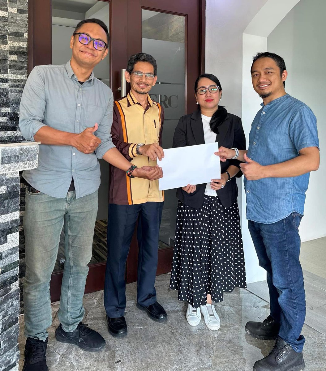 liyana_marzuki's tweet photo. SAMAN FITNAH 

Setiap Pempengaruh dan Aktivis Media Sosial bukan hanya boleh menulis sewenang2. Ada beban yang ditanggung untuk pastikan yang ditulis bukan fitnah. 

7 tahun menulis di sini, saya tidak pernah menyaman sesiapa. LOD satu pun tiada. Namun kali ini, rasa terpanggil untuk bertindak. Agar jadi pengajaran kepada yang lain kelak. 

Niatnya mudah, agar budaya fitnah dan takfir tidak bercambah mekar di kalangan kita. Ia boleh membinasakan negara. 

Hari ni, 4 serakan, aktivis media sosial bersama peguam sudah mulakan tindakan. Tindakan saman fitnah ke atas seorang pesara guru yang sudah berlebihan. 

Ia akan dipusing dan dimanipulasi seolah2 kami menentang “pejuang agama”. Namun, saya percaya, golongan centrist dan majoriti senyap sudah celik mata. Siapa yang berhemah, siapa pula yang suka sengketa. 

Pohon doakan kejayaan kami. Bukan untuk kami sahaja, tapi untuk kita semua. Kita bina negara harmoni sama2. 

Biznillah… 

#alltheway 

Salam hormat,
Liyana Marzuki