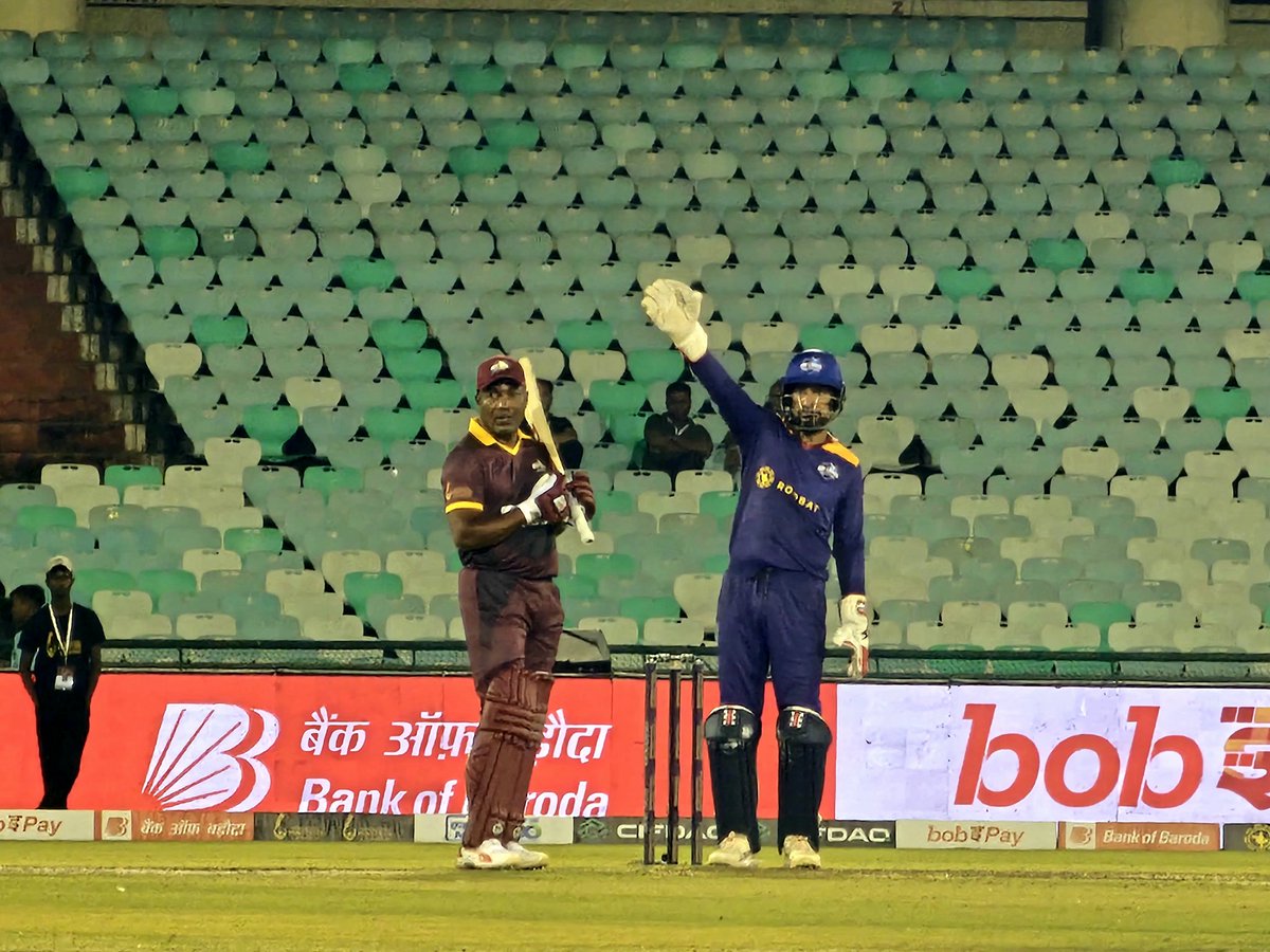 onlyprathamesh's tweet photo. WHAT. A. THRILLER! West Indies Masters clinch a nail-biting 6-run win over Sri Lanka Masters to set up a GRAND FINALE showdown with @sachin_rt-led India Masters. ๐๐ฅ @imlt20official #IMT20 #TheBaapsOfCricket https://t.co/KvWzFhRO3D