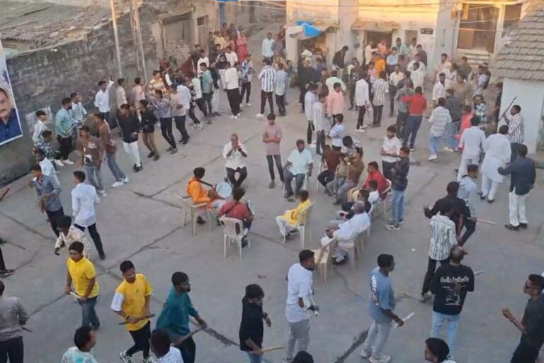 NewsCapitalGJ's tweet photo. ઉનાના કોળીવાડામાં ધૂળેટીના દિવસે રમવામાં આવે છે અઠિંગો દાંડિયા રાસ

#Una | #HoliDhuleti2025

વધુ માહિતી માટે વાંચો ⬇:
https://t.co/71Zh96FxUc https://t.co/c1T7YoA39R