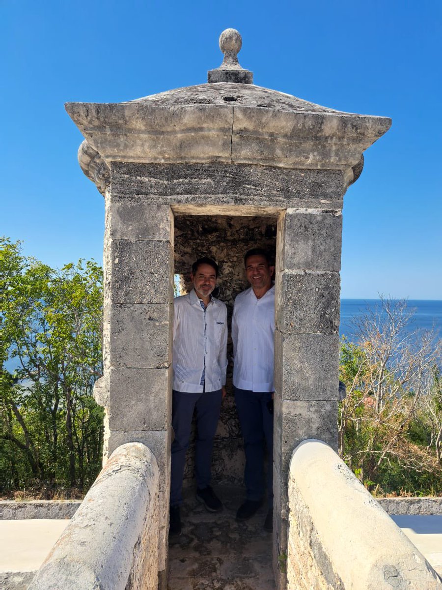 EmbEspMex's tweet photo. Recorriendo San Francisco de Campeche junto al Secretario de Turismo, Mauricio Arceo. Vistas únicas desde el Fuerte de San Miguel; la Iglesia de San Román; la Catedral; la muralla y sus baluartes. Maravillosa #CiudadHistóricaFortificadaDeCampechePatrimonioCulturalDeLaHumanidad https://t.co/irLl3rAAor