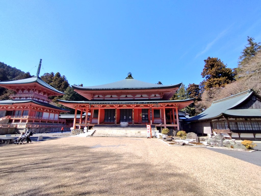 rikuzo7's tweet photo. 比叡山延暦寺

比叡山では日本天台宗の基礎を築いた円仁、円珍、融通念仏宗の開祖良忍、浄土宗の開祖法然、浄土真宗の開祖親鸞、臨済宗の開祖栄西、曹洞宗の開祖道元、日蓮宗の開祖日蓮など、著名な僧の多くが比叡山で修行していたそうです。

#比叡山　#滋賀県　#御朱印 https://t.co/oT4xJQaplu