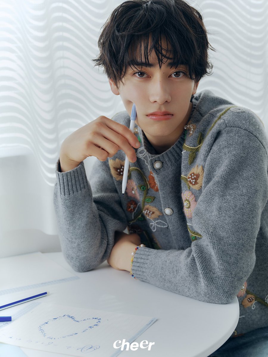 cheermagazine_'s tweet photo. 天光微澜，少年的剪影映入眼帘，@junjunmj_0105 步履轻缓，氤氲着未及言说的情愫。春日的静谧时刻，他置身柔和光源，以灼灼目光与温和爱意勾勒蓝色画卷。

#本岛纯政 
#本岛纯政白色情人节大片 https://t.co/6RO5f7Hnju