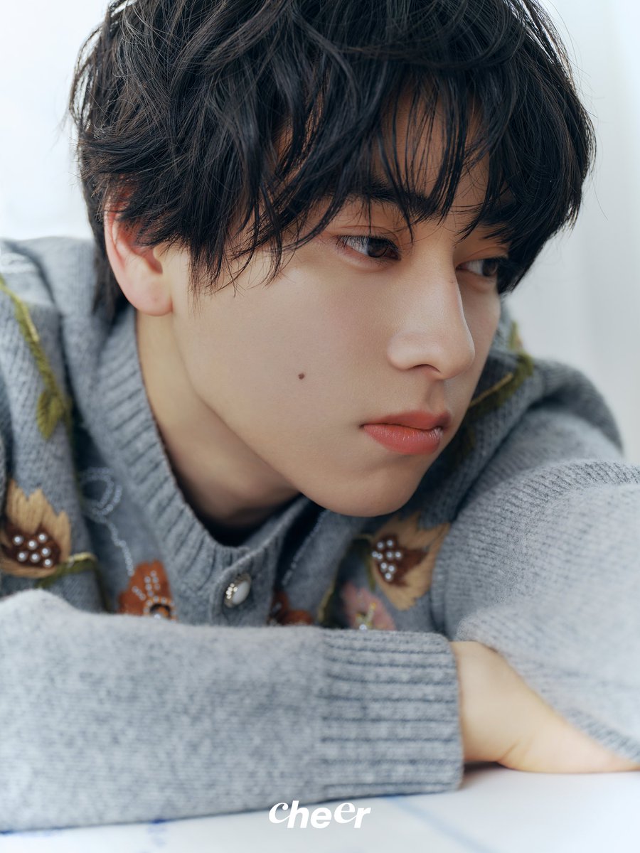 cheermagazine_'s tweet photo. 天光微澜，少年的剪影映入眼帘，@junjunmj_0105 步履轻缓，氤氲着未及言说的情愫。春日的静谧时刻，他置身柔和光源，以灼灼目光与温和爱意勾勒蓝色画卷。

#本岛纯政 
#本岛纯政白色情人节大片 https://t.co/6RO5f7Hnju