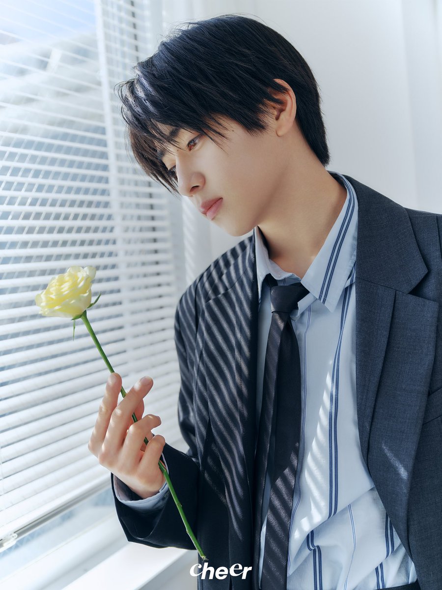 cheermagazine_'s tweet photo. 天光微澜，少年的剪影映入眼帘，@junjunmj_0105 步履轻缓，氤氲着未及言说的情愫。春日的静谧时刻，他置身柔和光源，以灼灼目光与温和爱意勾勒蓝色画卷。

#本岛纯政 
#本岛纯政白色情人节大片 https://t.co/6RO5f7Hnju