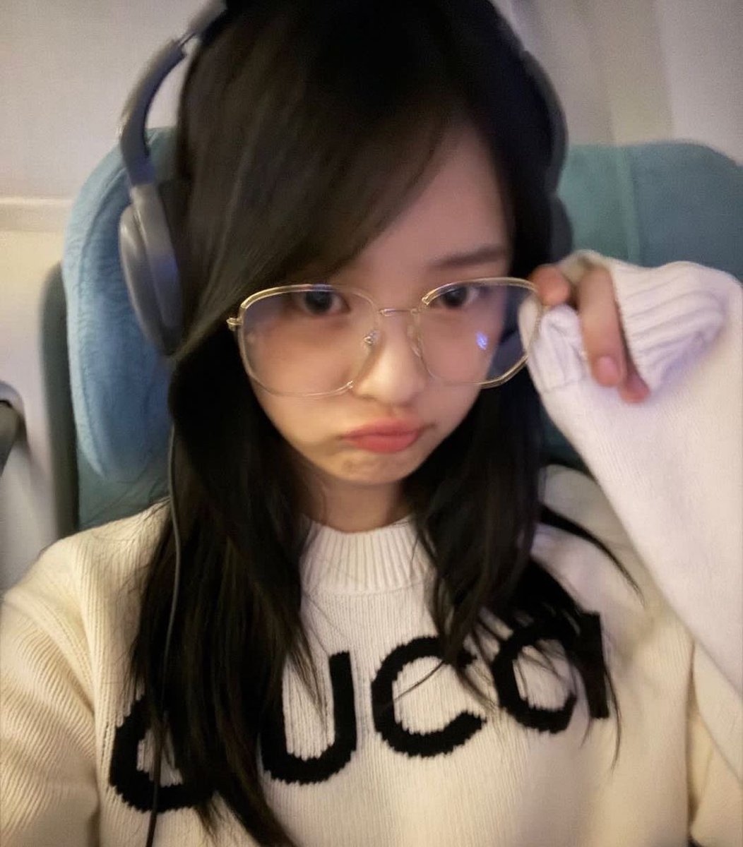 hanni 🏎️🏁 (@hannihourly) on Twitter photo 