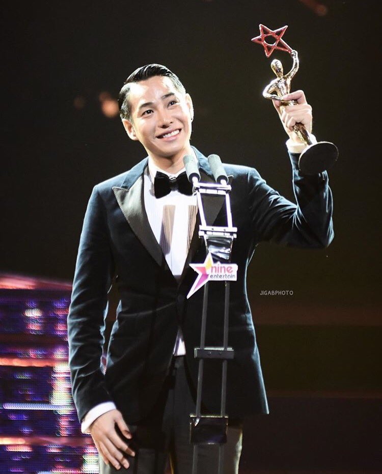 702Vote's tweet photo. "อาจจะต้องเจ็บปวด หรือรักมากมาย
ก็อยู่ที่ใจสองใจจะเติมใจให้กัน ต่อไป"

"ไม่มีใครรู้"  20 ปี  กับ @peckpalit ❤

NOBODY KNOWS
#20ปีไม่มีใครรู้
#เป๊กผลิตโชค
#PeckPaLitChoke https://t.co/JcfL9xMCsJ