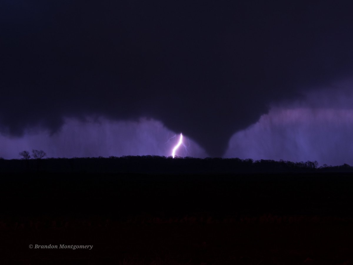 Brandonbirdwx's tweet photo. Wow!! Can't believe that @CoreyGerkenWX and I just intercepted this lightning illuminated nocturnal tornado from Hwy49W just northwest of Belzoni, Mississippi at around 11:20pm CDT!!
@BrandonCopicWx 
@PappenheimWx 
@ReedTimmerUSA https://t.co/id4tp9cZqO