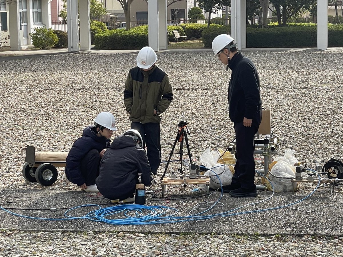 Sumoto_SSTEC's tweet photo. 3月8日燃焼実験を行いました。フライトモデルのエンジンを用いた最終試験でしたが結果は大成功！ここ４ヶ月かけてエンジン中のガス漏れを直す改善を続けた結果、２５０m以上の高さに打ち上げられるエンジンが完成しました。いよいよ、発射実験に向け最終準備をします！https://t.co/QunuQqIPtR https://t.co/tNMSlkO080