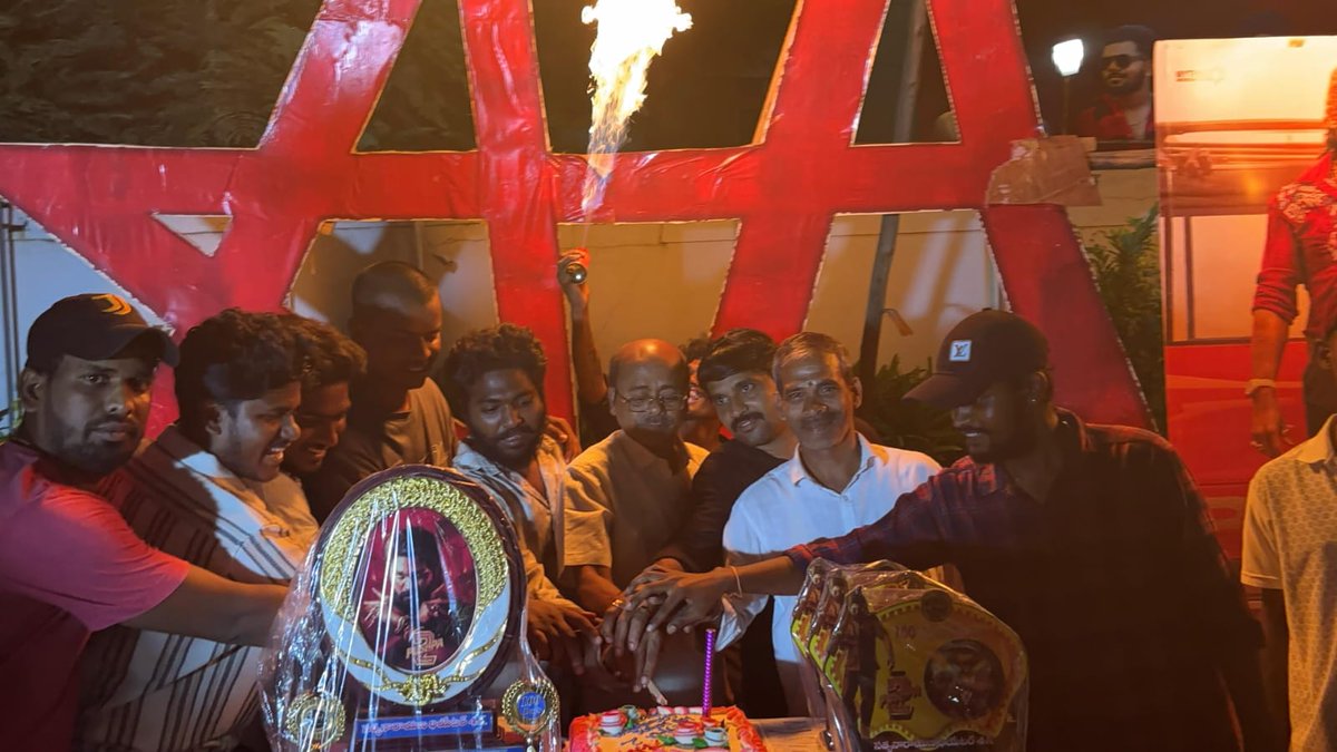 AA_CELEBRATIONS's tweet photo. #Pushpa2TheRule completing 100 days run in Anakapalli Satyanarayana theater 🔥
#100DaysofPushpa2TheRule https://t.co/Z2ii5KzOBp