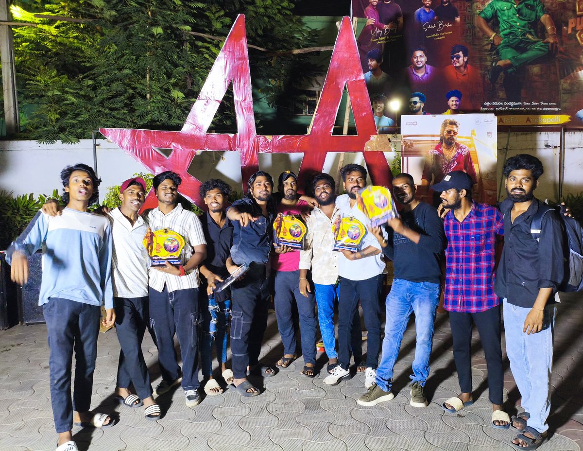 AA_CELEBRATIONS's tweet photo. #Pushpa2TheRule completing 100 days run in Anakapalli Satyanarayana theater 🔥
#100DaysofPushpa2TheRule https://t.co/Z2ii5KzOBp