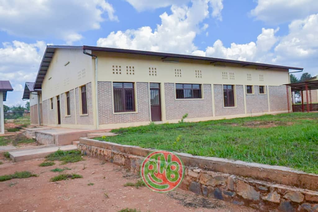 RTNBurundi's tweet photo. #Burundi: La Ministre de @mspls_bdi @Lydwinebara et la Représentante du @UNHCR_Burundi, ont visité l'hôpital de #Kigamba en @CankuzoProvince nouvellement construit par le @UNHCR_Burundi https://t.co/KcdNYhbHYS