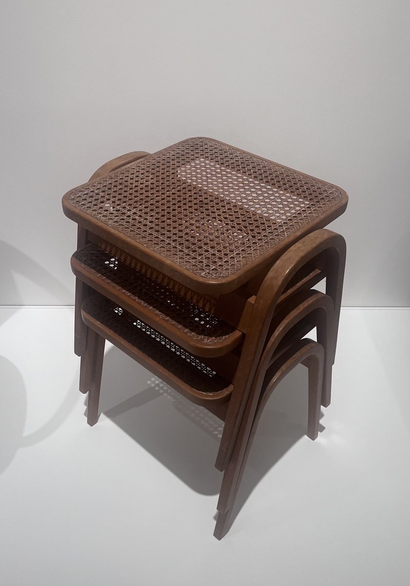 【スタッキングチェア】
インテリアデザイナー、剣持勇がデザインした、通称「剣持スツール」

パーツが少なく、接合部もないため軽量さと頑丈さを両立できており、一時期は年間100万脚生産されていた曲木の傑作。

写真は、“JAPANESE MODERN”展 で見せていただいた、希少な当時のプロトタイプ。