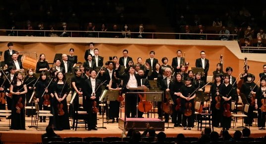 Mo.ケンショウ・ワタナベとの3月定期、最終日サントリー定期シリーズのカーテンコールより。急遽代役で予定通りのプログラムを振り切ったマエストロそして音楽家たちへの惜しみない拍手とご声援、誠にありがとうございました！！