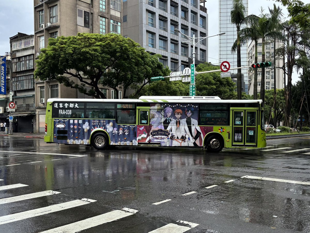 Wayne940726's tweet photo. 262區 3SKM一周年應援公車

路線：262區 中和-民生社區
公司：大都會客運
車牌號碼：FAA-038
拍攝地點：松山區民生東路五段與塔悠路口
拍攝日期：2025年3月15日

#1st3SKM #3SKM #にじさんじ https://t.co/BdG7P9r0pK