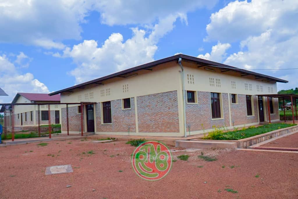 RTNBurundi's tweet photo. La Représentante du @UNHCR_Burundi a indiqué que cette visite avait pour but de se rendre compte de l'état des infrastructures de cet hôpital de #Kigamba construit grâce au financement du @UNHCR_Burundi et de ses donateurs. https://t.co/eNiOqMaPg6