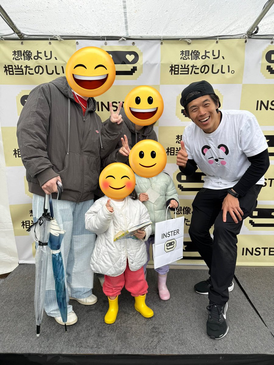 chakerapod's tweet photo. カズチャンネルのカズさんに会いに北九州へ！
夫も休みで子供達もカズクラ見てるから
みんなで会いに行けたー☺️
電気自動車ほしくなる…😇
カズさんと写真も撮っていただきカズクラの本にサインまで😭
ありがとうございました😭！ https://t.co/iPap1yIeyz