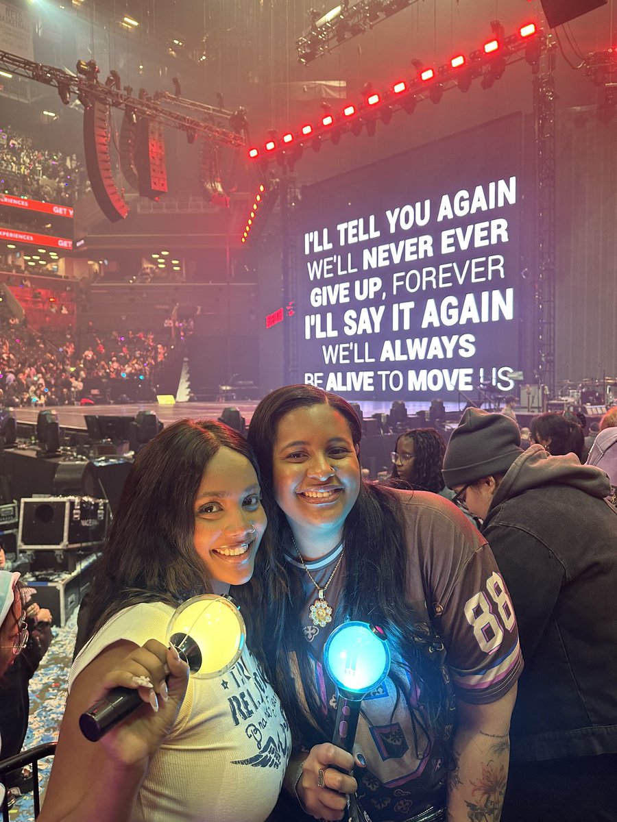 namuszn's tweet photo. The peak of my life has been reached #HopeOnTheStage https://t.co/0LGGgEYgZe