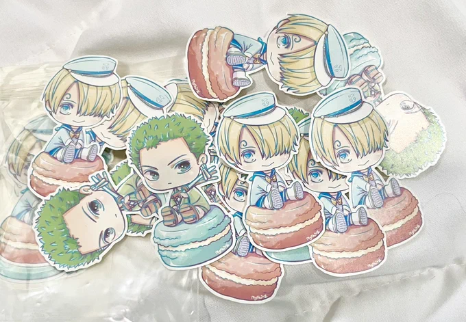 ครั้งหนึ่งนานมาแล้วเคยพยายามทำพวงกุญแจเคลือบ แต่เคลือบไม่เป็น (ไม่มีเครื่อง พยายามใช้เตารีด 555) น้องเลยเป็นแค่รูปไดคัตเฉยๆ ตอนนี้ก็ยังไม่รู้ว่าจะเอาไปทำไรดี 