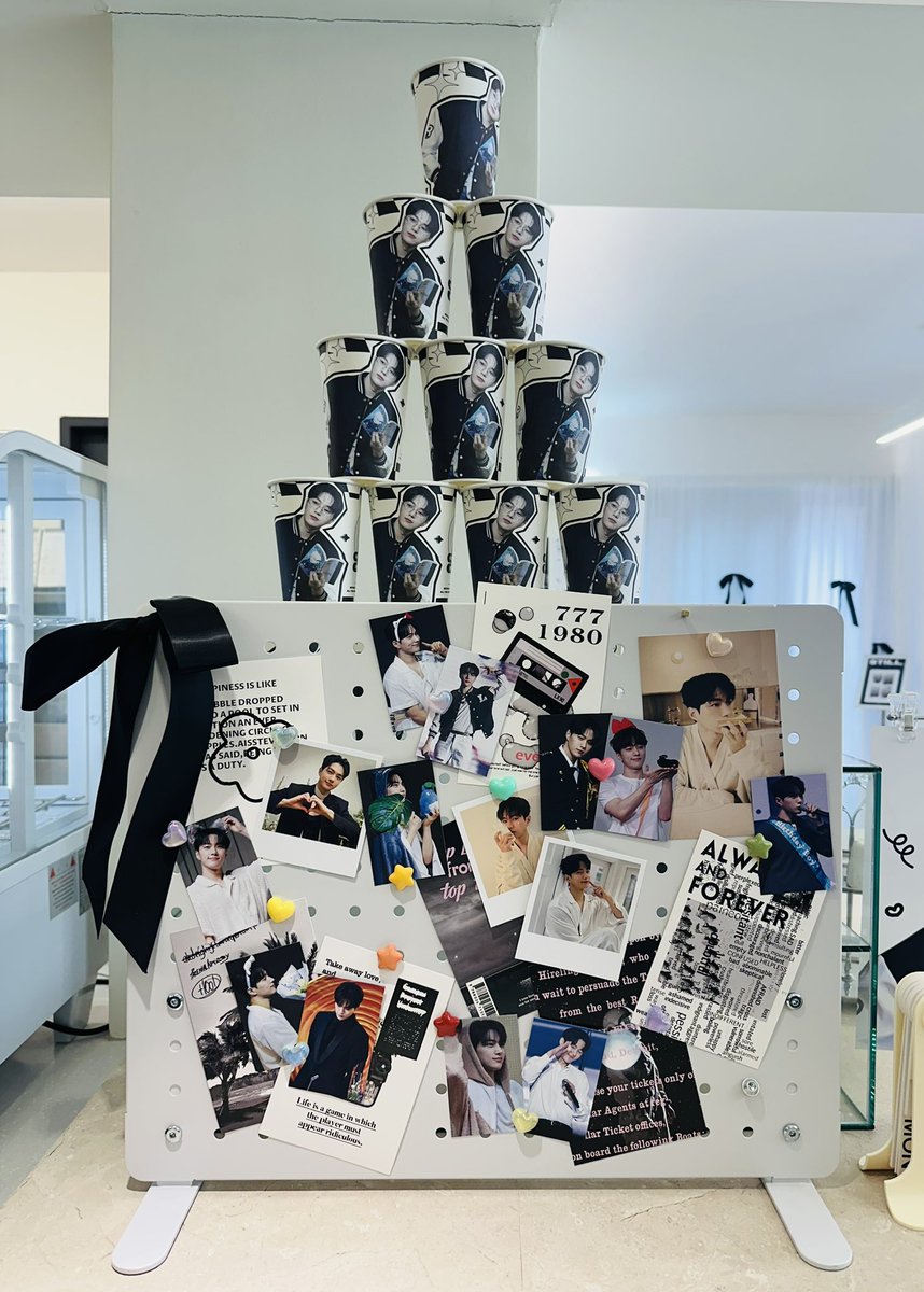 maango99's tweet photo. 2. 하무모카

포토존이 너무 이뻐서 찍고 또 찍은 곳! 🖥️

럭드 물품들이 다 너무 이뻐서 
하고 또 하고 해서 원하던 키링 포카 성공!✌️
포스터도 탐났지만 실패..🥹

👼천사님 덕분에 
앨범 중복포카 교환까지 성공🥰

#여전히_명수와_함께해 #STILL_inloveWithMYUNGSOO 
#인피니트 #엘 #김명수 https://t.co/EI3OsGorAm