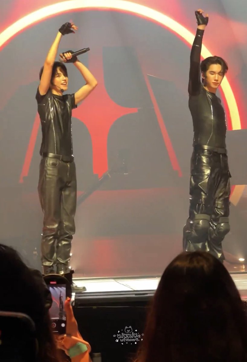 ความหุ่นสองคนนี้อะ

#BUS_LIGHTTHEWORLD_D2 
#PHUTATCHAI #AAashirakorn