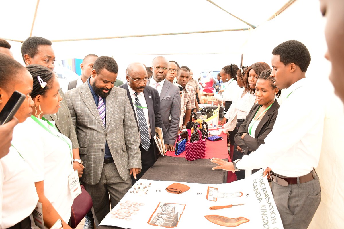 MaKCEES's tweet photo. #MakCEESOpenDay
Dr. Wilson Ssabavuma who represented the Director @NCDCUg at the Expo, commended students for exhibiting home-grown innovations &amp; tasked them to be responsive to trends in the education field in order to train learners that can address challenges of 21st Century. https://t.co/88mNHRXEch