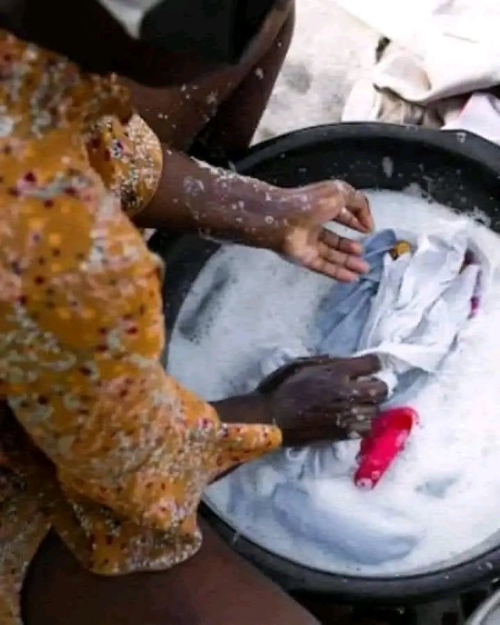 🔴 Bepanda 
Après 15 ans de mariage, elle remet la forte somme de 1.735.950F CFA à son mari en lui disant :" C'est l'argent que je trouvais dans tes poches à chaque fois que je lavais tes vêtements. 😎