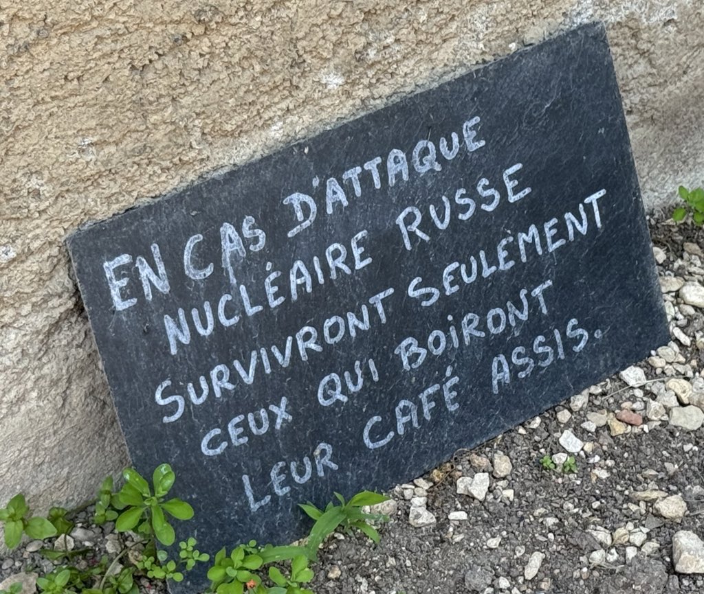 modredtown's tweet photo. @idrissaberkane « En cas d’attaque nucléaire russe, survivront ceux qui boiront leur café assis »
Pris en photo près de Beaune https://t.co/Vfr531a8JF