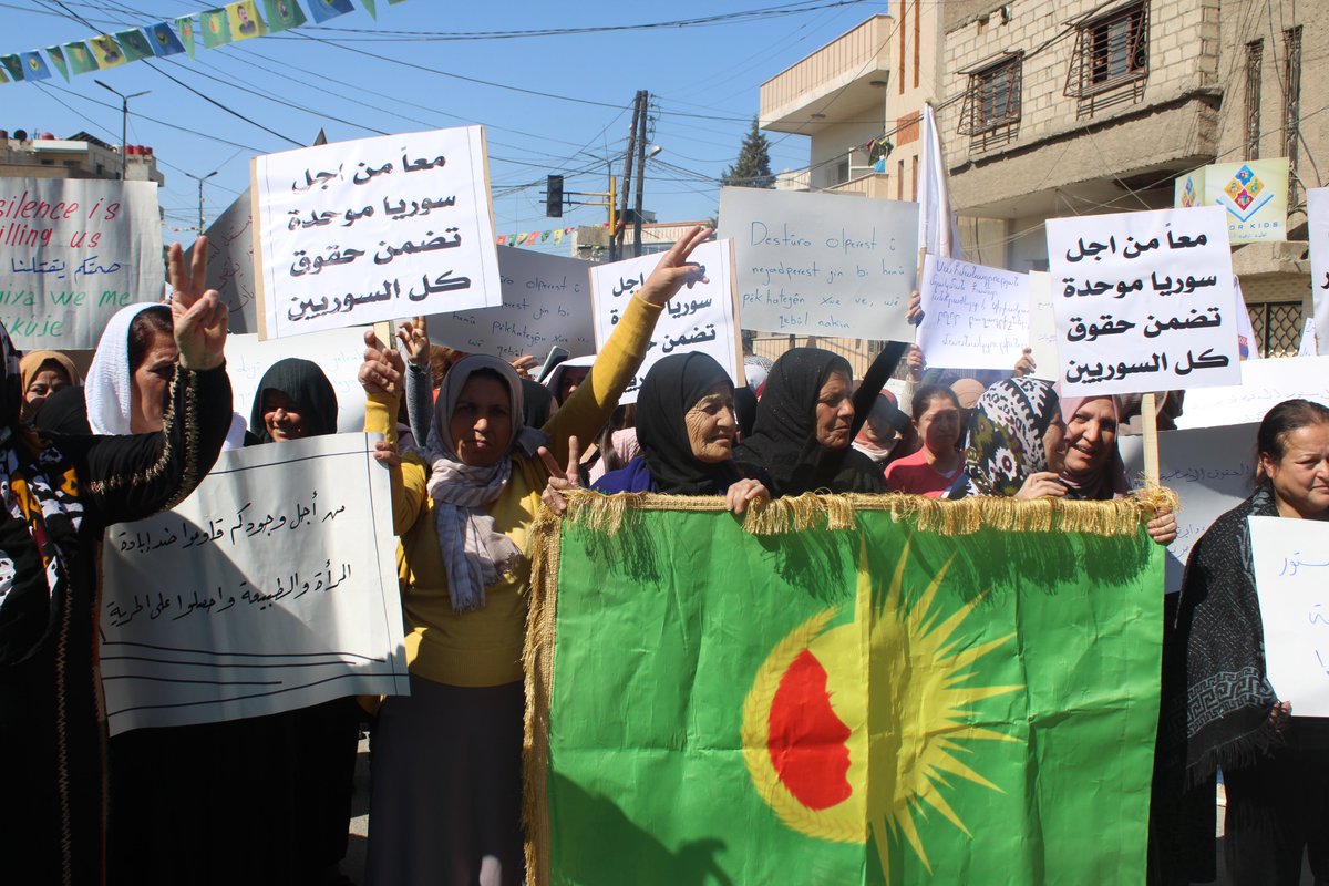 starkongra1's tweet photo. تحت شعار: "أي دستور لا يكفل حقوق النساء والمكونات لن نرضى به".. مؤتمر ستار ينظم مسيرة نسائية في مدينة قامشلو وذلك للتعبير عن رفضهنّ من إقصاء حق المرأة من الدستور السوري الذي أقرّته الحكومة المؤقتة. https://t.co/soAUteQmRk