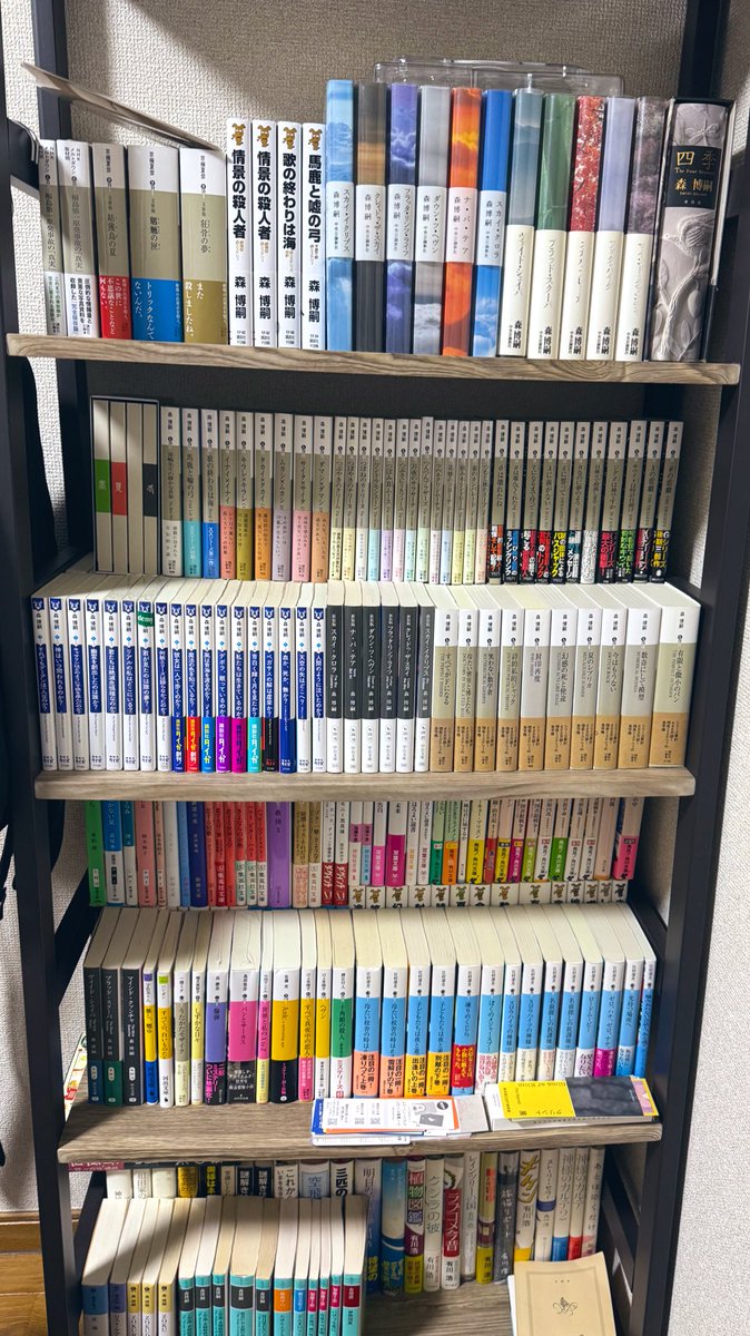 tmm_0926's tweet photo. ついに
森博嗣さんのS&amp;Mシリーズ揃った！
帯付きにこだわって素敵な並びになった！
うっとり眺めてしまう…♡ https://t.co/15VxCIx77B