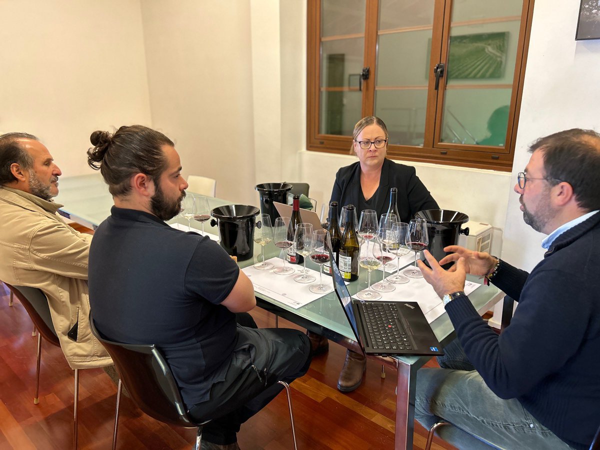 D.O. Valdeorras (@crdovaldeorras) on Twitter photo Éxito de los vinos de Valdeorras en la cata de <a href="/BethcWillard/">Beth Willard</a> para el informe "Galicia 2025. Top 100" de <a href="/timatkin/">Tim Atkin</a>. 28 vinos de 12 bodegas diferentes amparadas por el <a href="/CRDOValdeorras/">D.O. Valdeorras</a> fueron destacados por los prestigiosos expertos internacionales.
👉 dovaldeorras.gal/gl/gran-exito-… Éxito de los vinos de Valdeorras en la cata de <a href="/BethcWillard/">Beth Willard</a> para el informe "Galicia 2025. Top 100" de <a href="/timatkin/">Tim Atkin</a>. 28 vinos de 12 bodegas diferentes amparadas por el <a href="/CRDOValdeorras/">D.O. Valdeorras</a> fueron destacados por los prestigiosos expertos internacionales.
👉 dovaldeorras.gal/gl/gran-exito-…