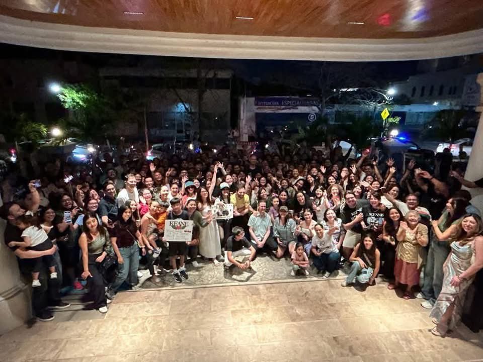 Indie5051's tweet photo. Keane salió de su hotel para saludar a sus fans, luego de la cancelación de su show en Mérida, Yucatán... https://t.co/YSEvTKls5I